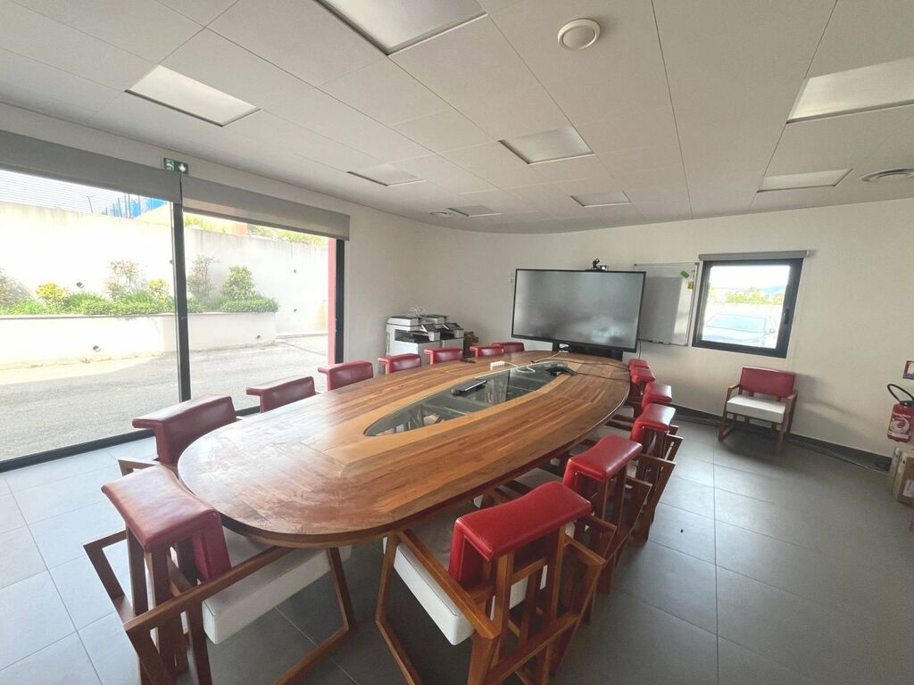 Bureaux à vendre Roquefort la Bédoule  1 000m² sur deux bâtiments