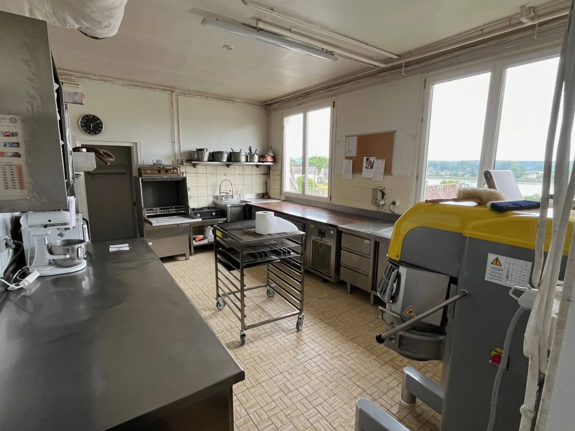 A Vendre : Local commercial avec habitation loué sur le Trait 76580