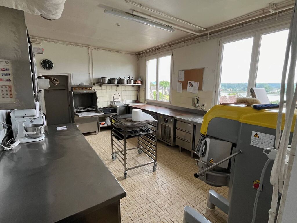 A Vendre : Local commercial avec habitation loué sur le Trait 76580