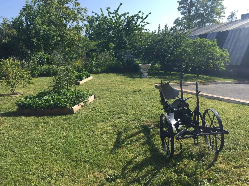 en sous sol : chambre et wc lave mains , cave à vin, atelier