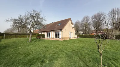 Maison à vendre proche de Saint-Nicolas-d’Aliermont, cette maison individuelle entièrement rénovée développe environ 138,9 m² habitables sur un terrain de 1 001 m².