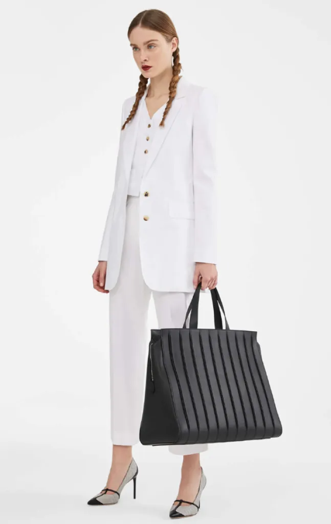Sacha a sélectionné la ligne d'accessoires MaxMara sacs et souliers pour son chic intemporel.