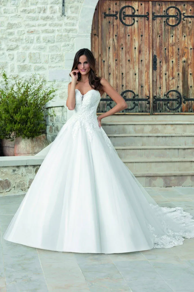 Robe de mariée princesse bustier traine cathédrale en dentelle et tulle a AIX-EN-PROVENCE