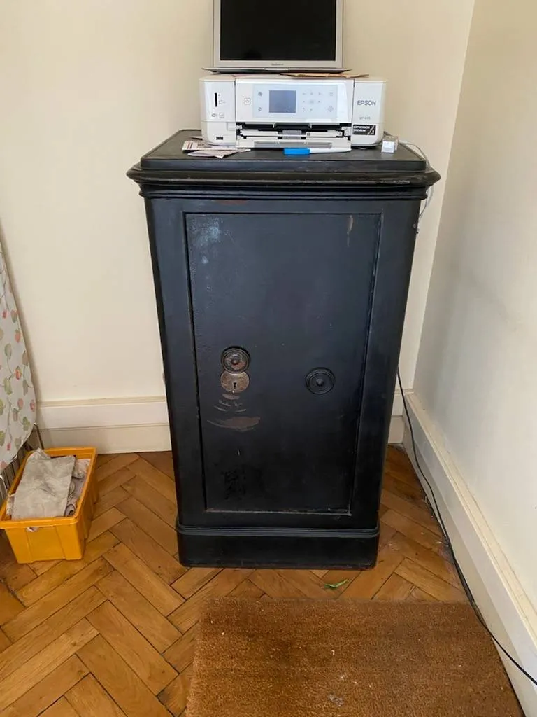 serrurier intervenant sur un coffre-fort bloqué à Caudry