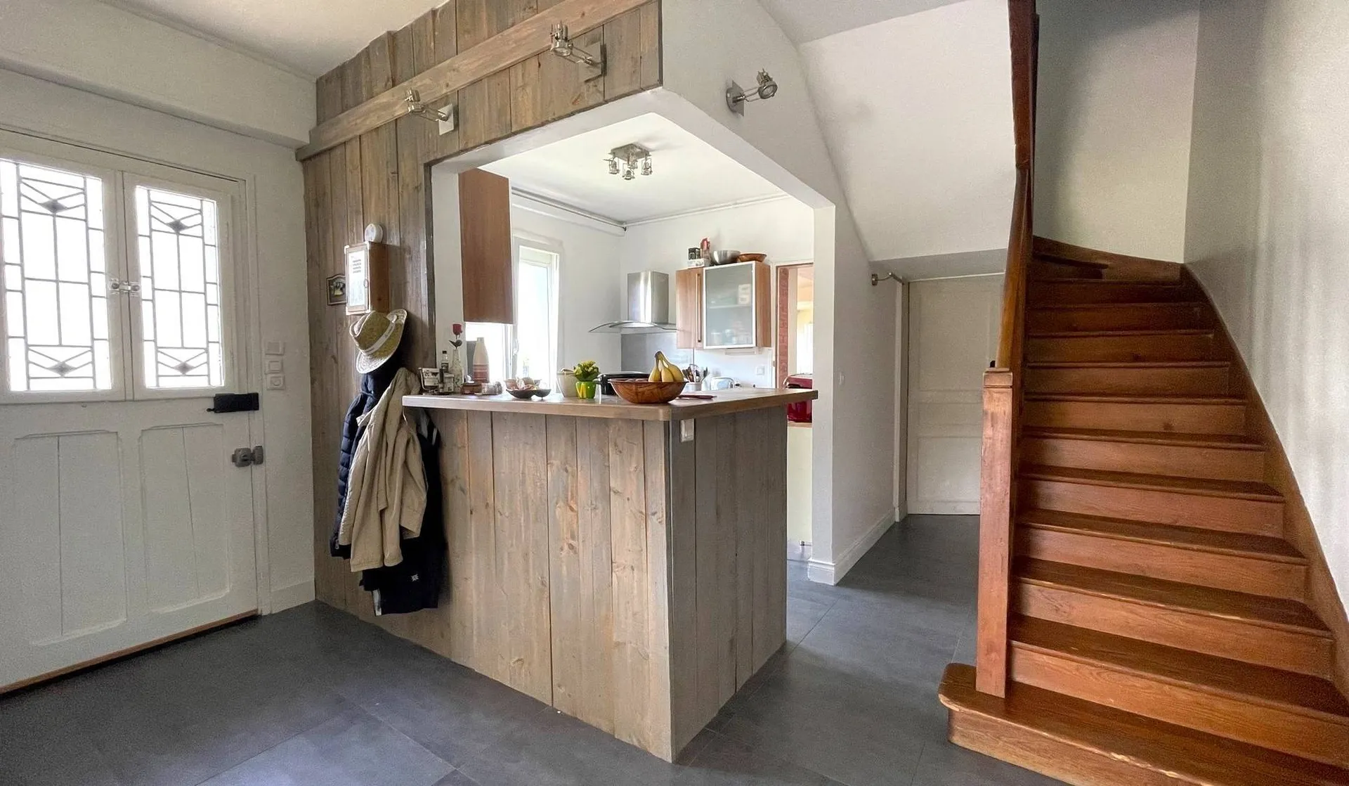 Maison familiale à vendre avec jardin à Dieppe : Parfaite pour une famille, elle offre de beaux espaces de vie et un joli jardin pour profiter des beaux jours.