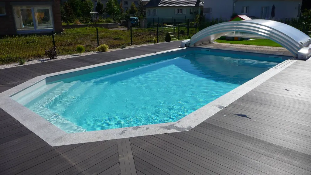 piscine avec margelles