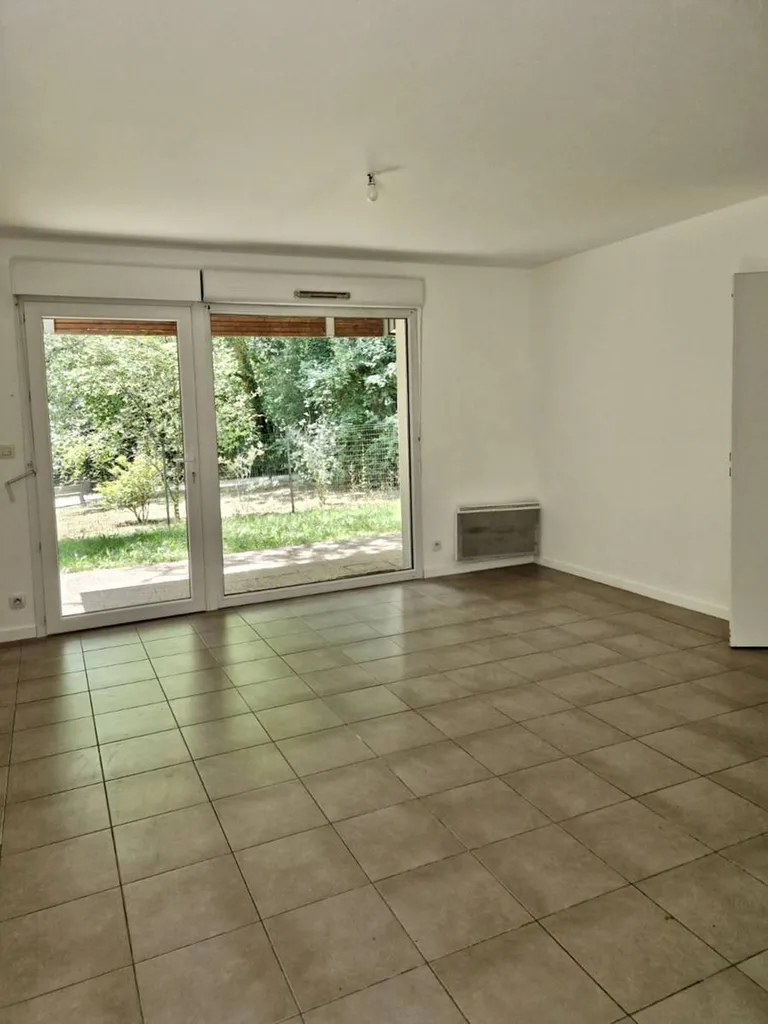 Appartement 3 chambres au rez-de-chaussée avec terrasse et parking à Merignac