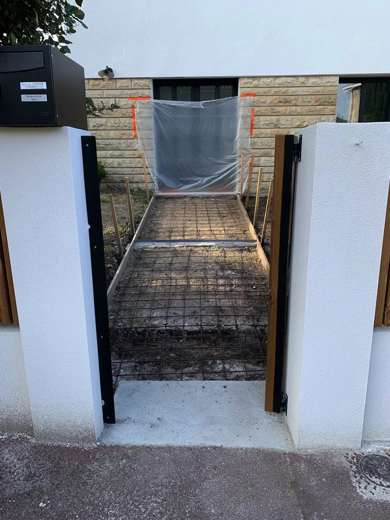 Aménagement et création d'un allée en béton désactivé sur la ville de Talence proche de Pessac