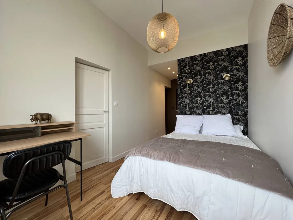 Papier peint contemporain mural jungle dans une chambre 
