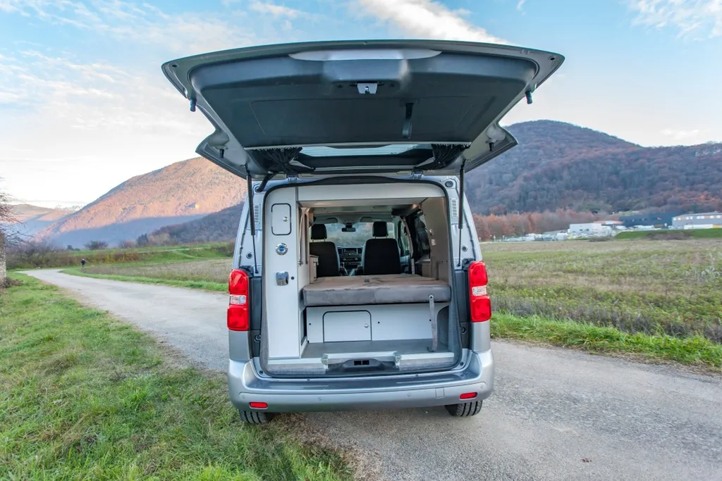 Aménagement intérieur sur-mesure van Peugeot Expert Medium à Chambéry en Savoie avec mobilier blanc laqué mat et plan de travail bois flotté