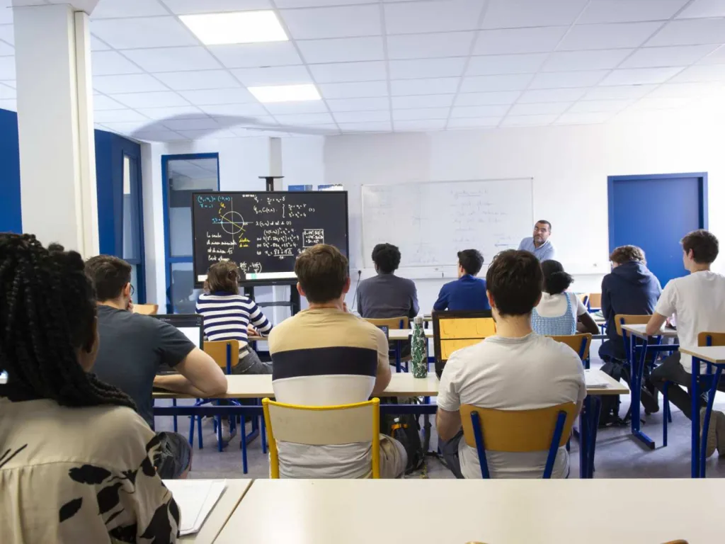 reportage photographique pour école d'enseignement supérieur cours de mathématique étudiants et professeur dans la salle de classe