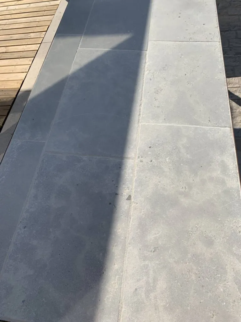 Pierre Grise du Maroc AVALLON Gris ATLAS, dallage, plinthe, margelle en finition vieillie