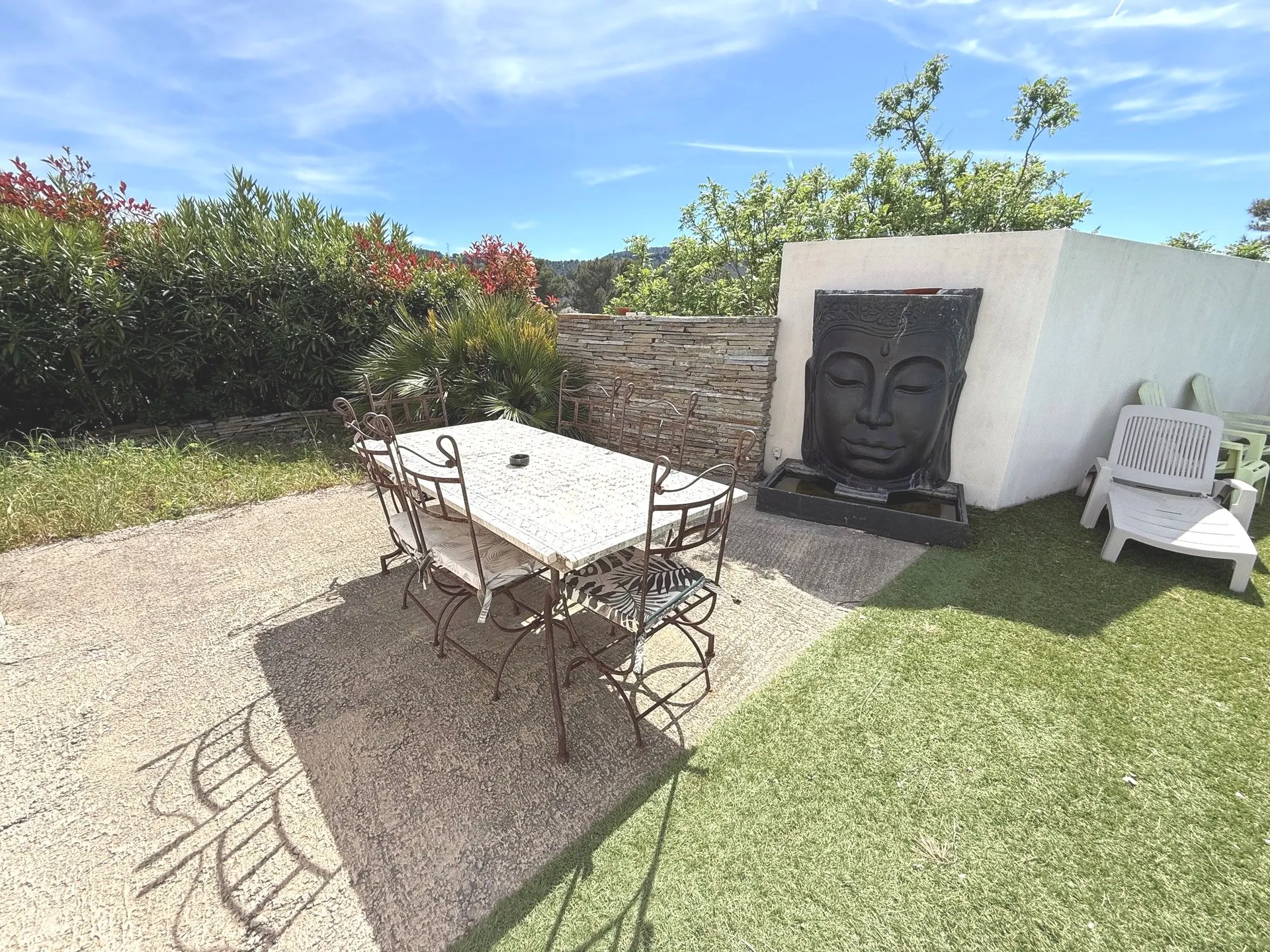 Vente - Roquefort la Bédoule - Villa récente de Type 5 avec piscine située dans un lotissement recherché proche de toutes les commodités.