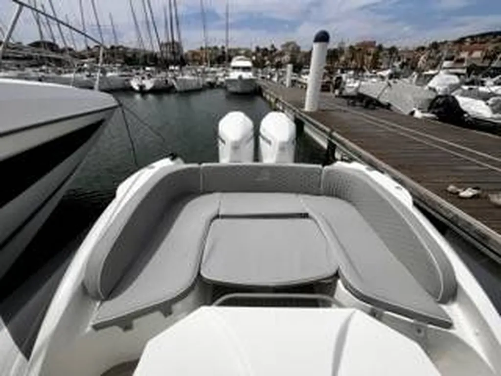 Location semi-rigide haut de gamme avec skipper à Bandol dans le Var : Fanal Libecciu 1000