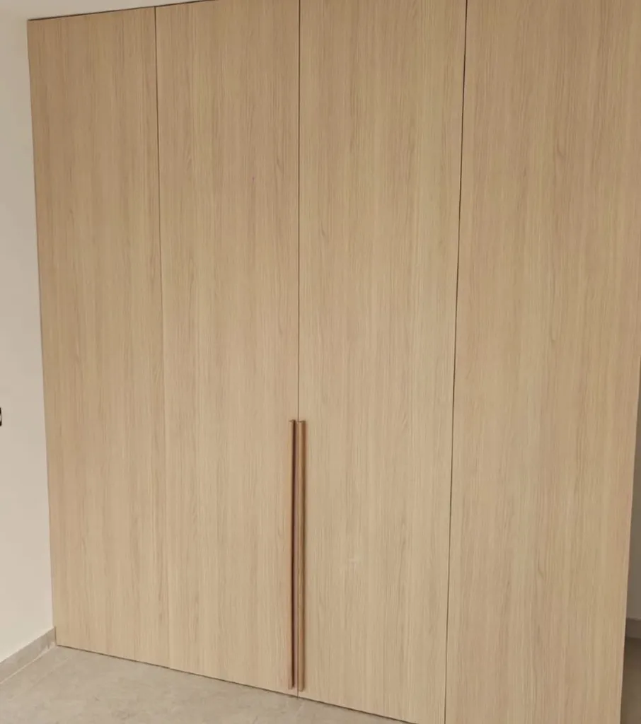 Création d’un placard sur mesure décor Zen avec portes battantes et fileurs intégrés à Antibes