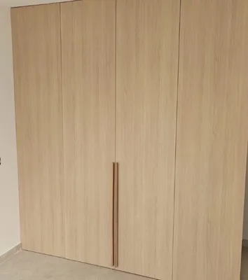 Création d’un placard sur mesure décor Zen avec portes battantes et fileurs intégrés à Antibes