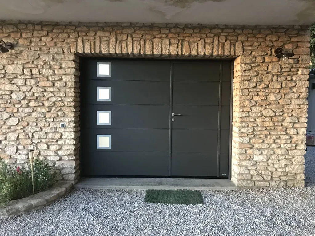 Porte sectionnelle avec portillon intégré APT 84