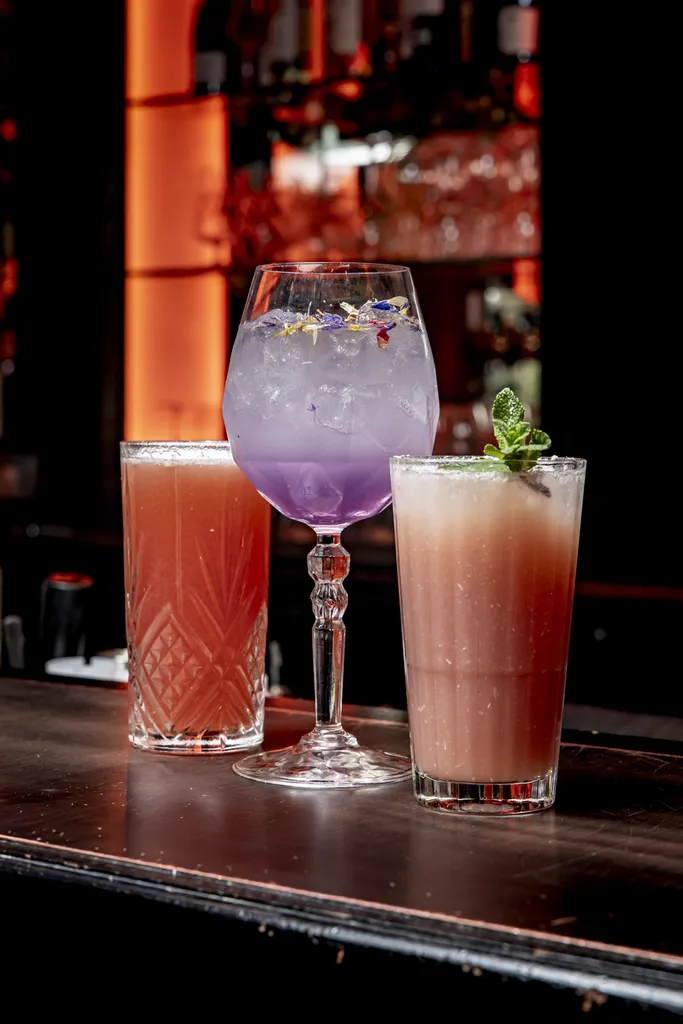 Découvrez nos boissons fraîches, désaltérantes et gourmandes, parfaites pour accompagner vos repas d’été ou vos pauses en terrasse.