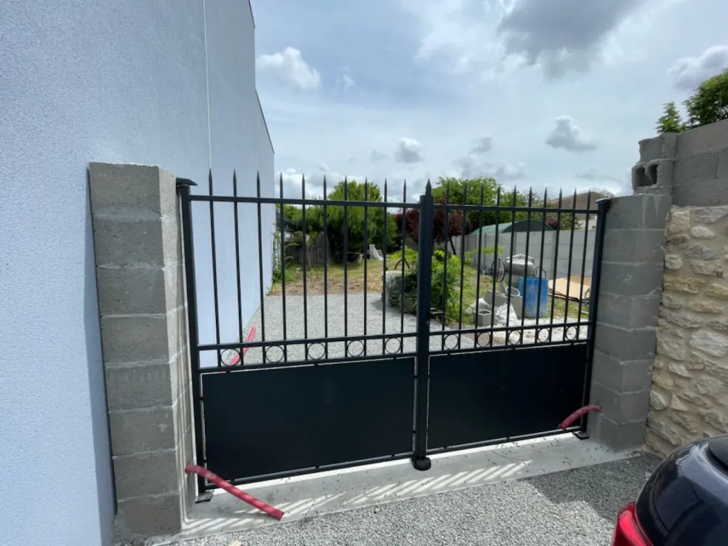 Installation d’un portail battant en acier thermolaqué noir à Cenon proche Bordeaux