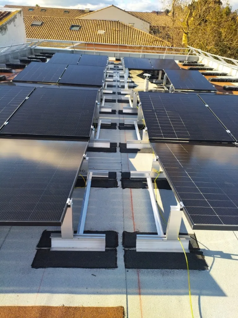 Installation solaire pour de la revente de surplus avec 38 panneaux Dmegc dans le Var