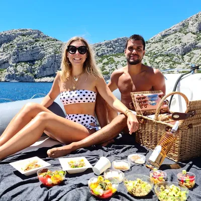 Elopement romantique organisé par l’Eden Boat et Icône Wedding au coucher de soleil.