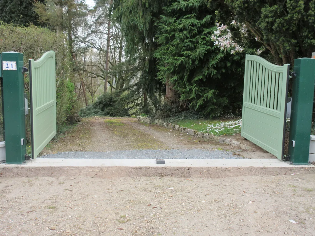 Installation de Portail battant motorisé, Portillon en aluminium et Clôtures sur muret à Cormeilles dans l'Eure 27 et ses Alentours