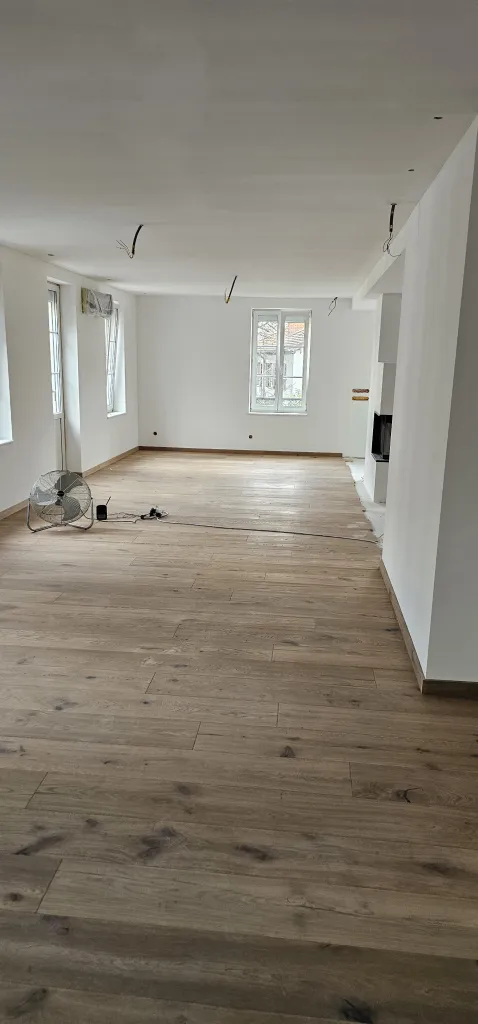 Pose de parquet bois massif ou contrecollé avec finitions soignées dans des bureaux modernes à Strasbourg