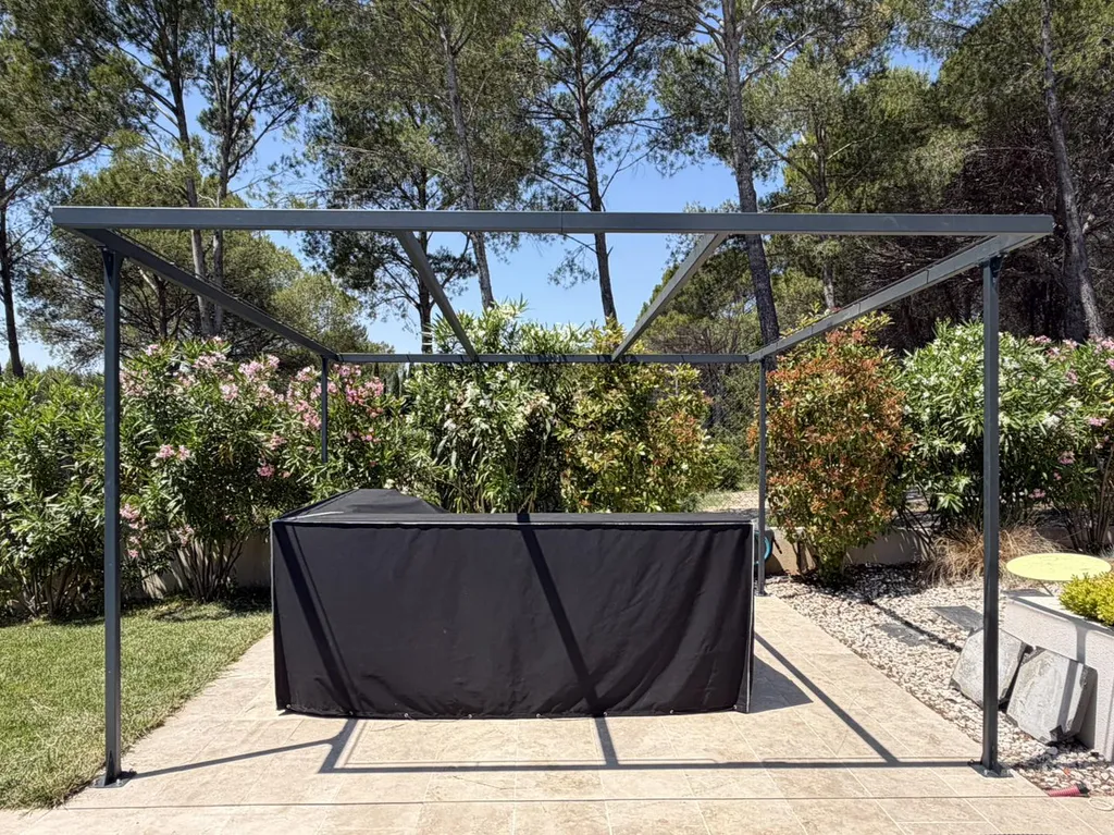 Création d'une pergola moderne en fer près d'Aix en provence
