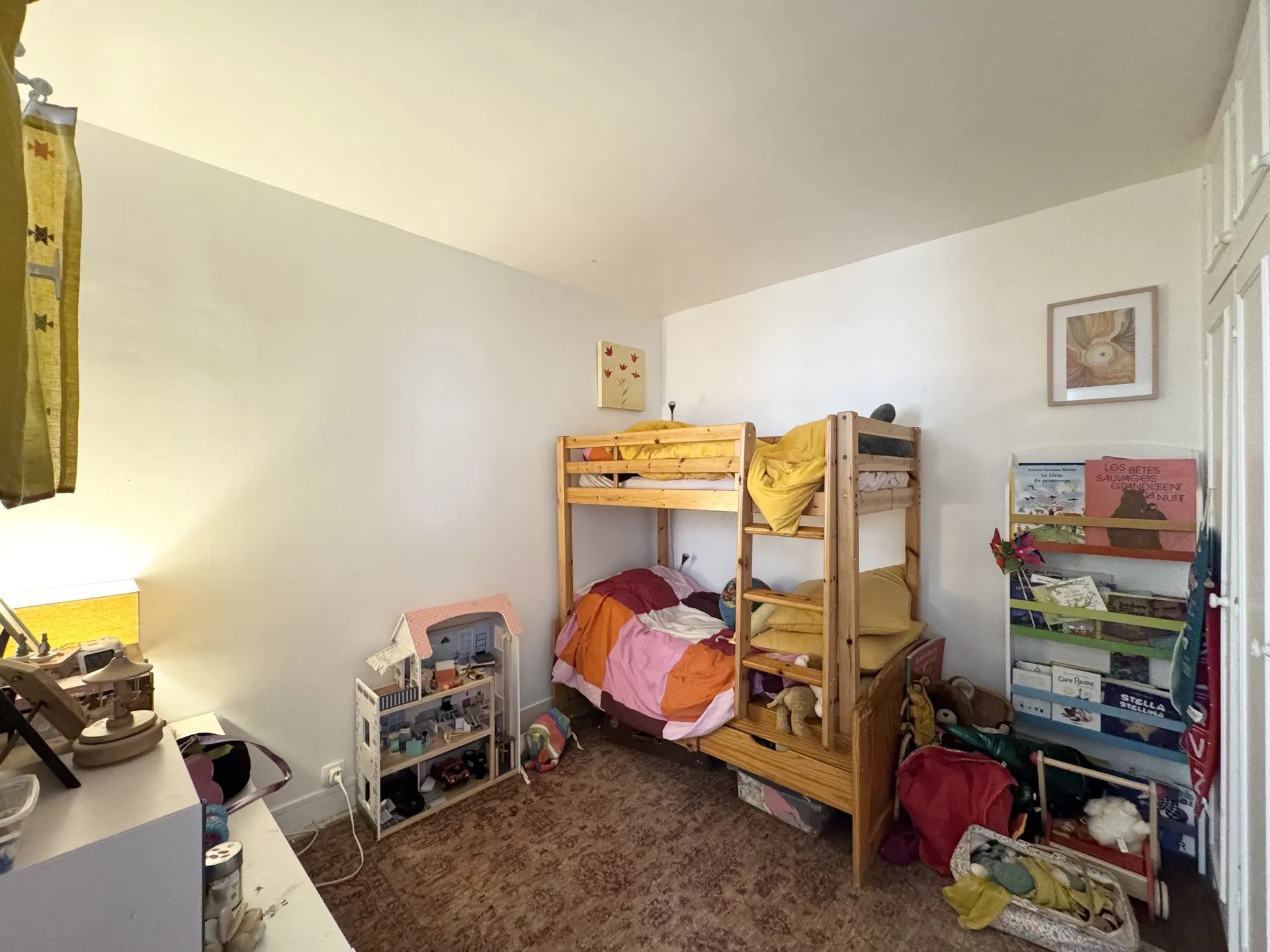 A vendre un appartement comme une maison, à quelques pas du RER A de Saint Germain en Laye, le calme absolu avec parking et jardin arboré de la copropriété.