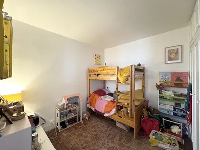 A vendre un appartement comme une maison, à quelques pas du RER A de Saint Germain en Laye, le calme absolu avec parking et jardin arboré de la copropriété.