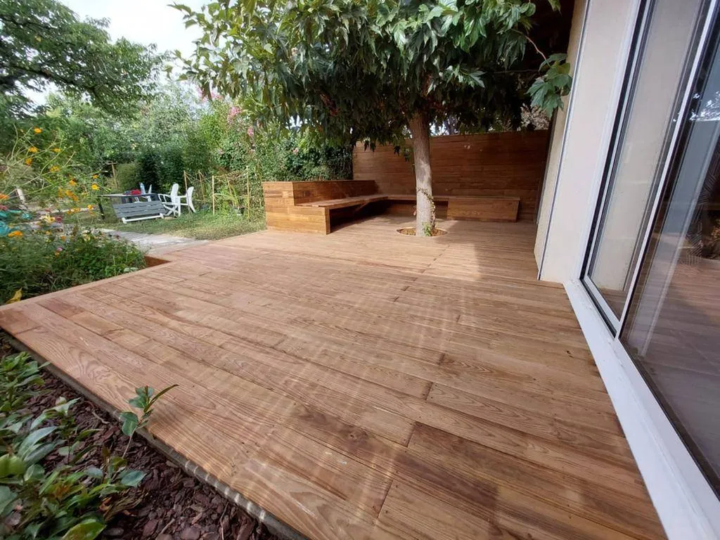 CREATION D'UNE TERRASSE BOIS EN PIN MARITIME INCLUANT DES BANCS ET DES BACS A FLEURS SUR LA COMMUNE DE PINSAGUEL