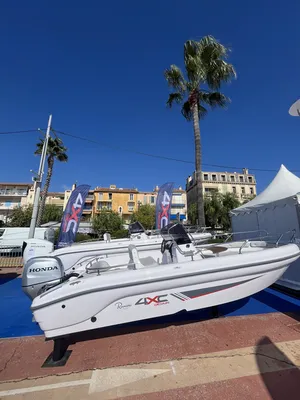 Vente d'un 4XC H19CC coque rigide et open chez Toni Marine à La Londe les Maures dans le Var