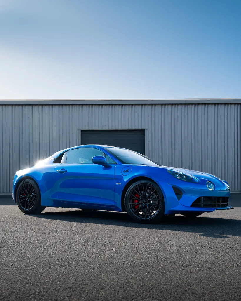 Protection transparente de la face avant, des bas de caisse et du pare brise + traitement céramique sur l'ensemble de la carrosserie, des jantes et des vitrages sur cette Alpine A110 GTS