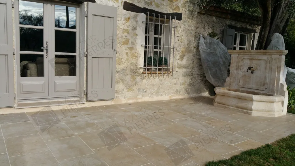 terrasse en pierre naturelle d'Egypte devant maison Roquefort, Valbonne, Mouans-Sartoux