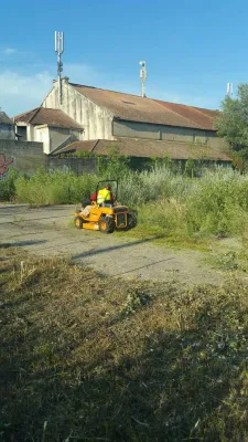 Débroussailleuse auto-portée