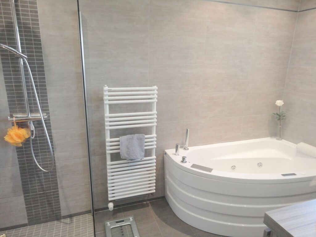 vente villa Carnoux en Provence quartier recherché, avec studio, piscine et grand sous sol