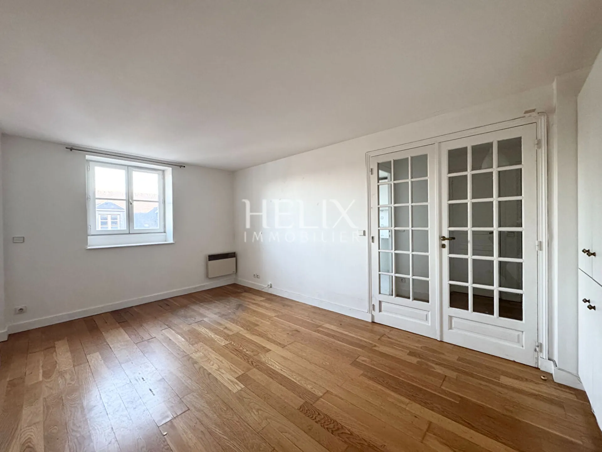 A vendre dans un bel ensemble immobilier du centre de Saint Germain en Laye un appartement deux pièces en dernier étage avec ascenseur