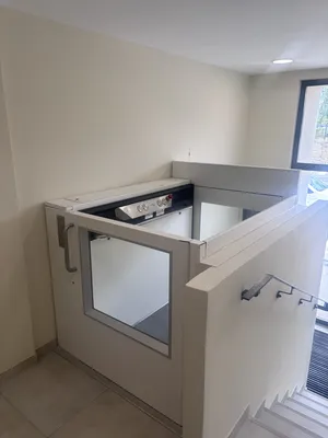 Le portillon de l'élévateur vertical Namilift PL400 apporte sécurité et convivialité dans cet immeuble à Trets près de Marseille
