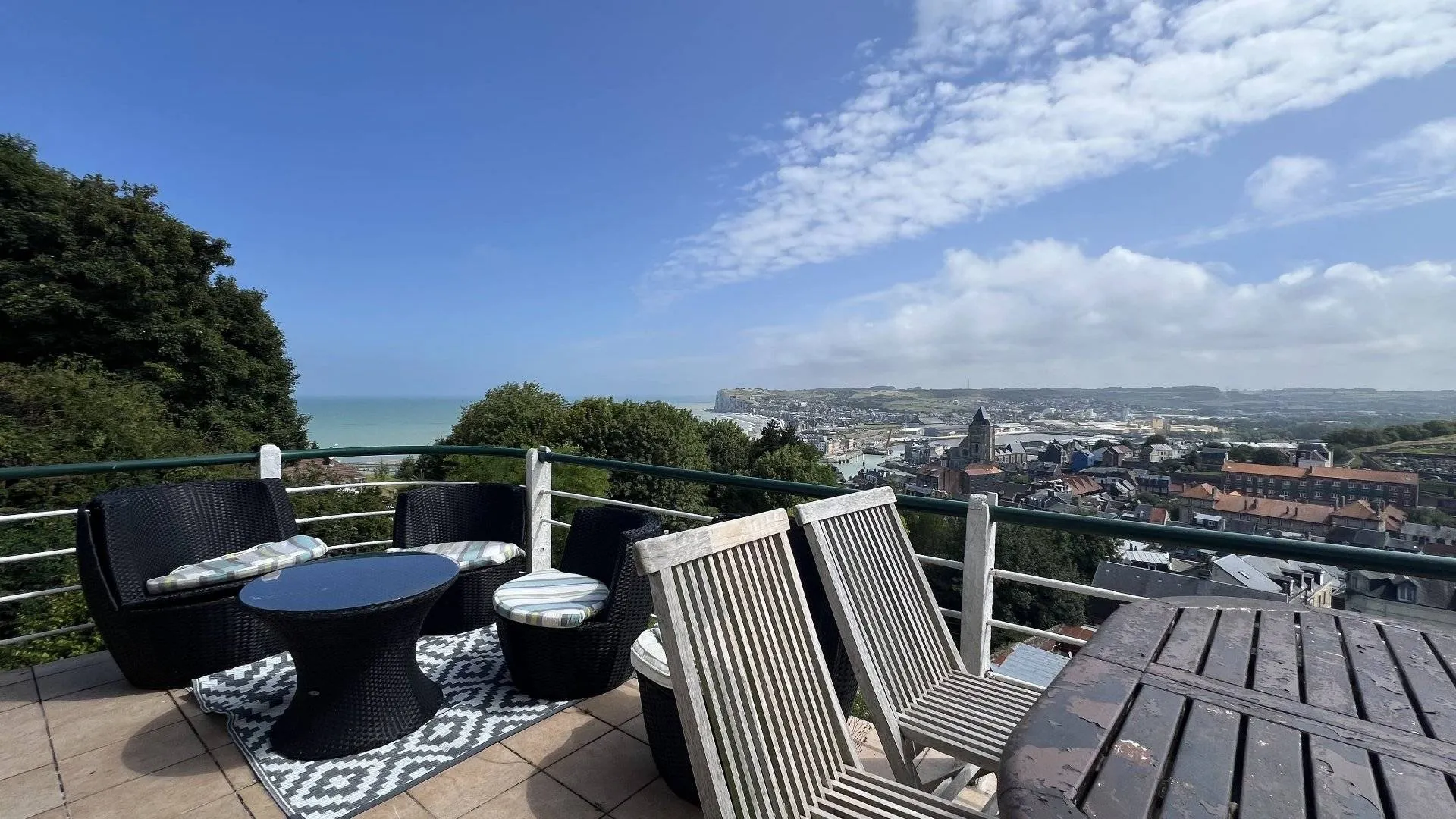 Maison d’architecte 131,5m² avec roof-top et vue panoramique mer, 4 gîtes, annexe à rénover, chalet et garages, idéale chambres d’hôtes au Tréport 76470.