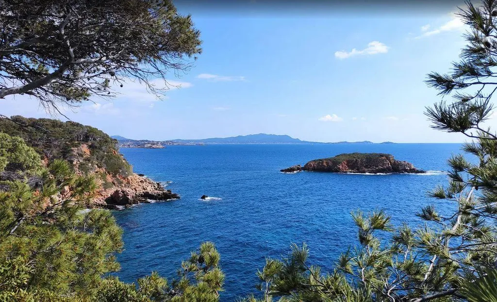 Louer un semi-rigide en septembre à Bandol