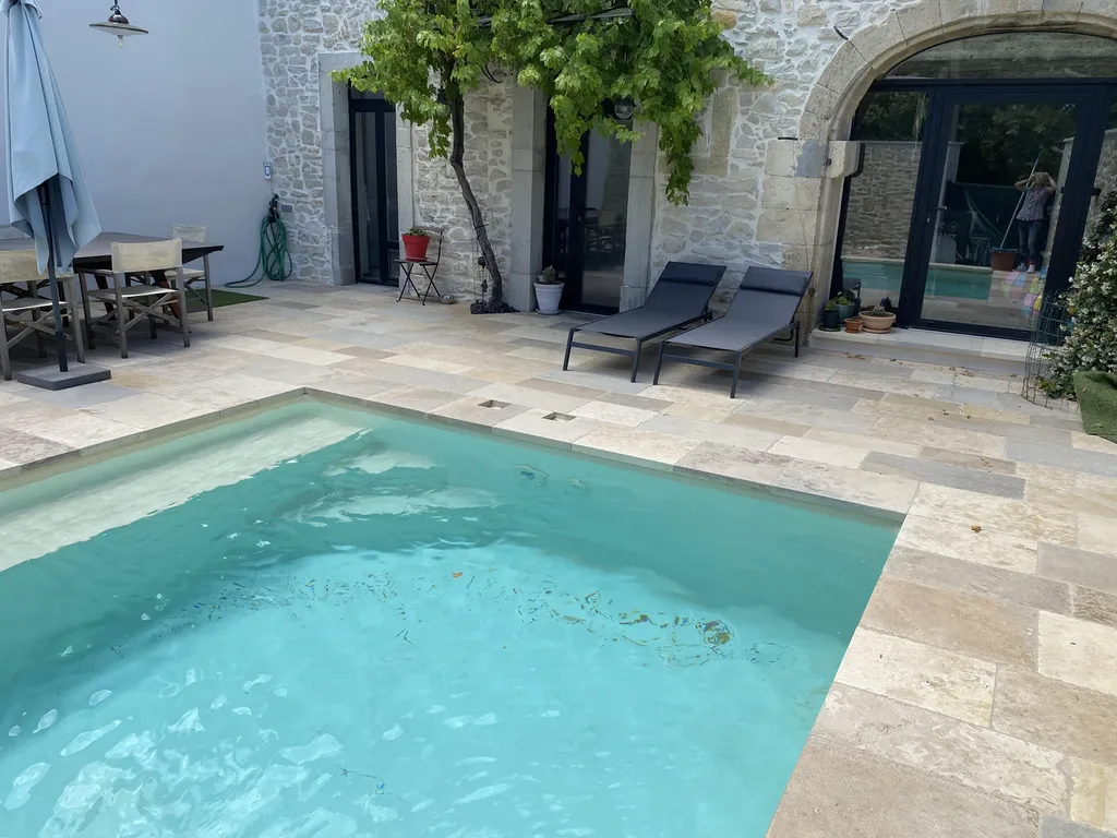 Dallage ancien plage de piscine en pierre calcaire française FRANCEPIERRE : authenticité, patine naturelle, durabilité et esthétisme pour sols intérieurs et extérieurs