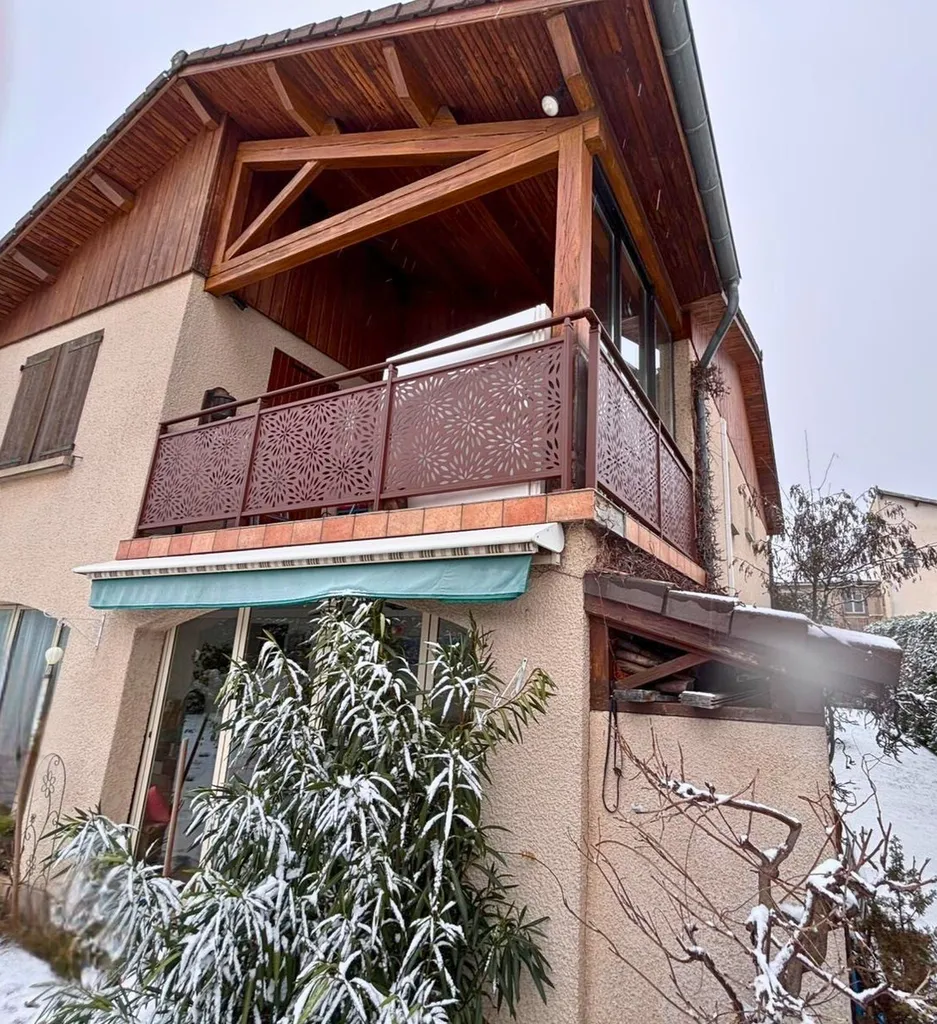 pose d'un garde-corps KSM coloris rouille sablé par 3 Baies à Annonay en Ardèche