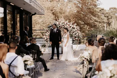 Un Pavillon raffiné pour un mariage Québécois avec cérémonie laïque vue lac dans le Bois de Boulogne à Paris