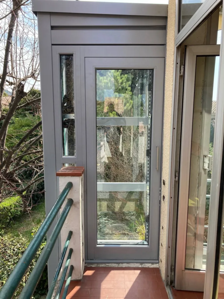 La porte niveau 1 de l'ascenseur personnel donnant accès à la terrasse et à l'habitation à Marignane près d'Aix en Provence