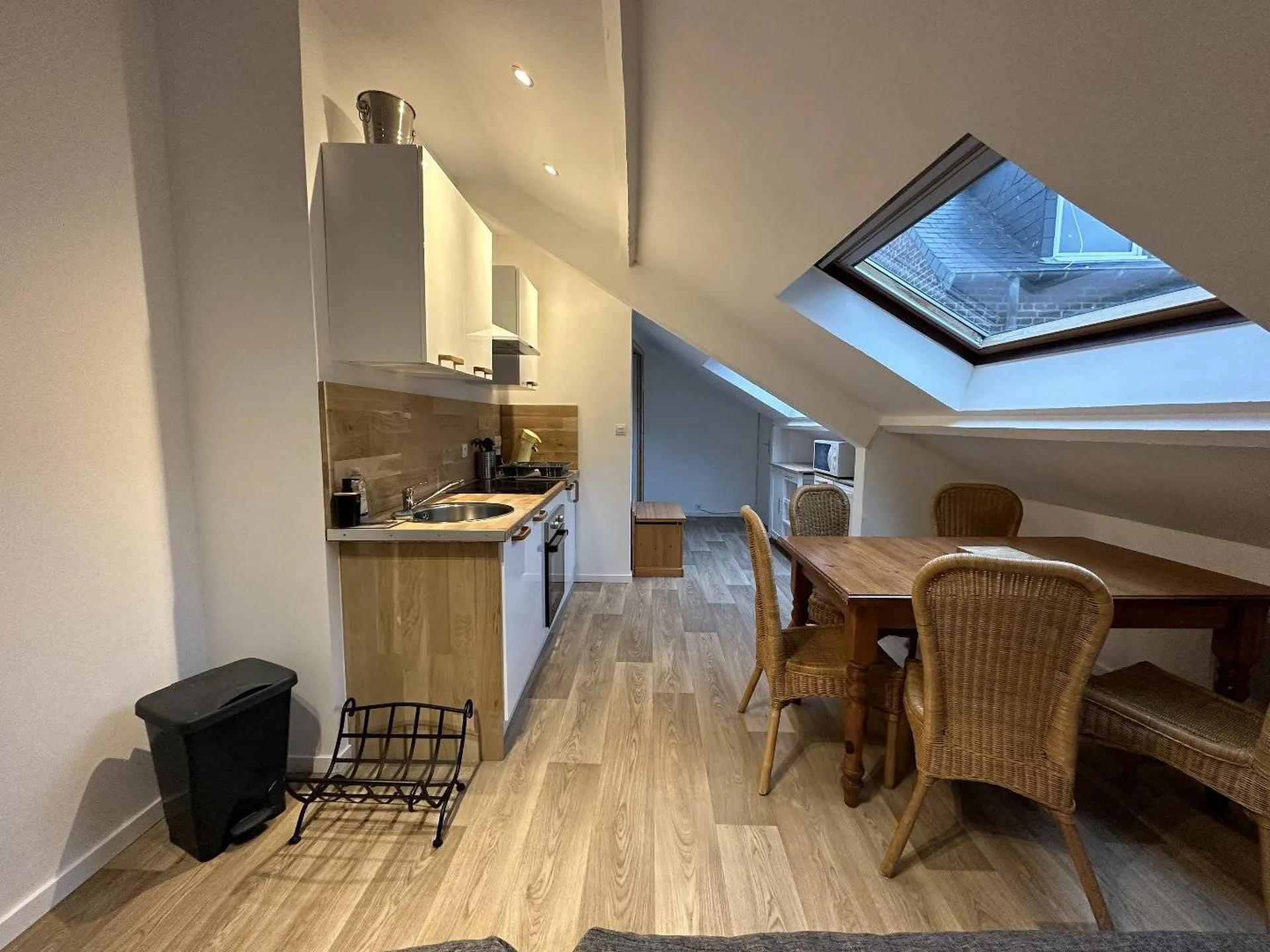 A vendre appartement/studio type F1 en centre ville de Dieppe proche de la plage et du port.