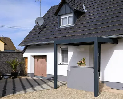Rénovation d’entrée avec marquise aluminium sur mesure à Soufflenheim intégrant un éclairage LED pour plus de confort et de modernité