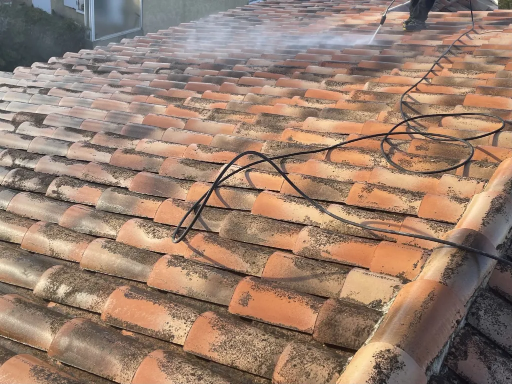 Intervention de couvreur pour un nettoyage de tuiles de toiture de maison près de Aix en Provence 