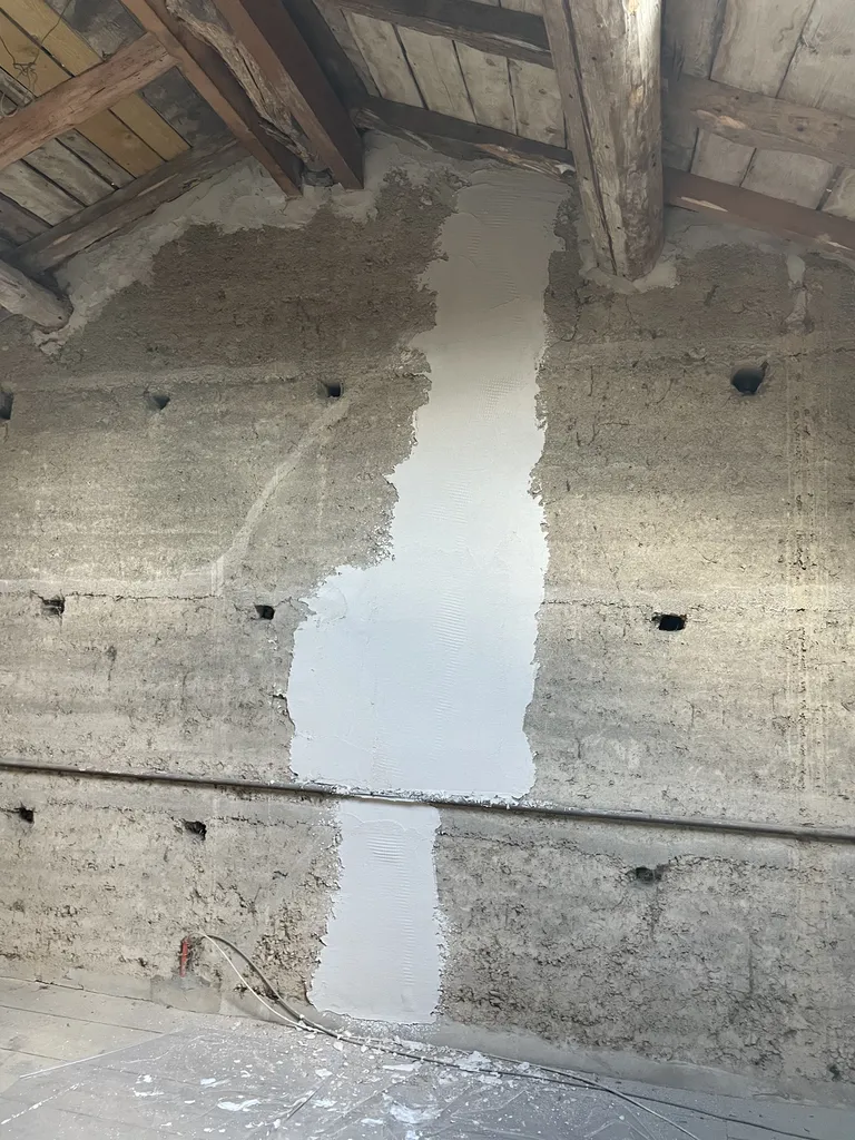 Rebouchage des fissures des murs lors des travaux d’aménagement des combles à Gleizé près de Belleville-en-Beaujolais (Rhône – 69), avant les finitions