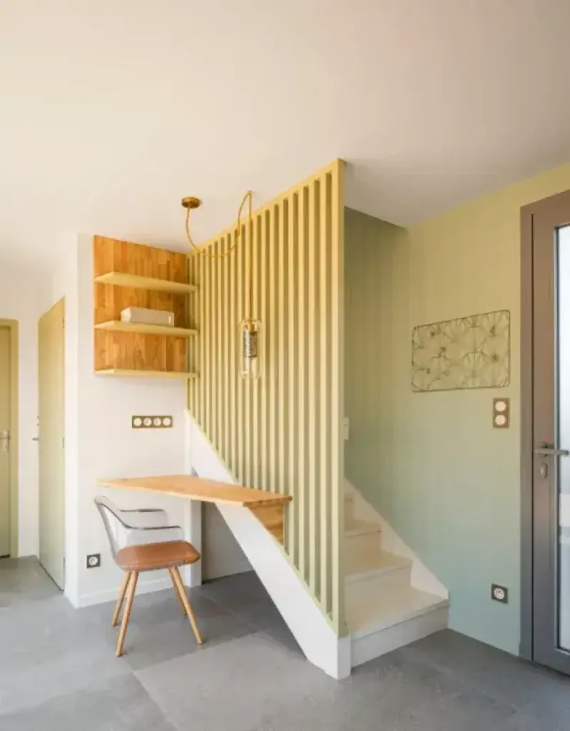 Comment utiliser une zone inexploitée sous un escalier ?