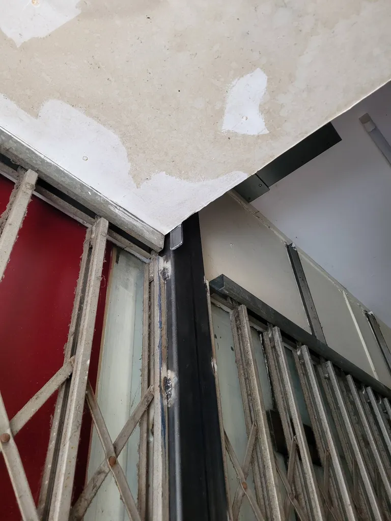 Installation d’un poteau en acier massif pour sécurisé un accés sur Bordeaux